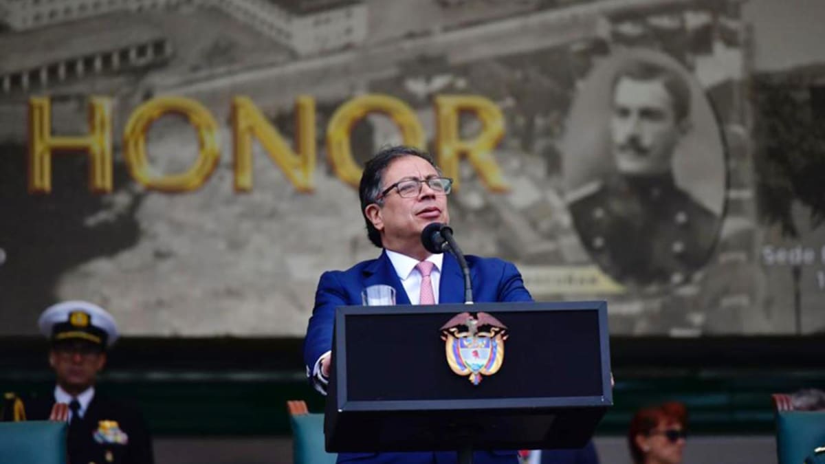 Gustavo Petro en una ceremonia de ascensos militares en Bogotá. Foto: EFE.