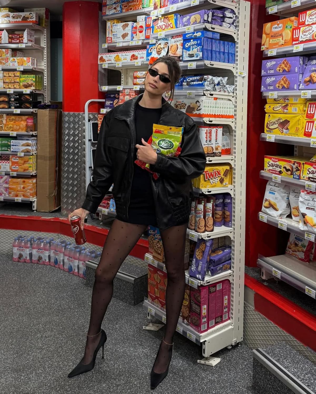 Hailey Bieber se suma a la tendencia de las camperas de cuero oversize. Foto Instagram @haileybieber