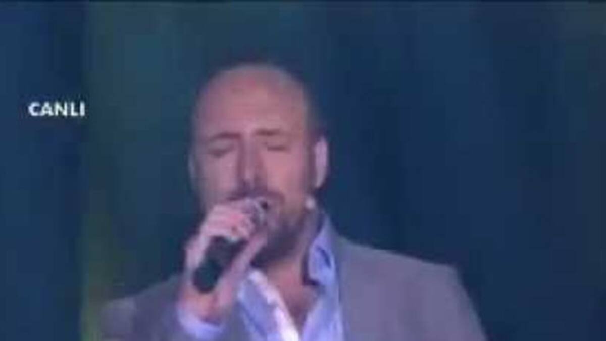 Halit Ergenc cantando