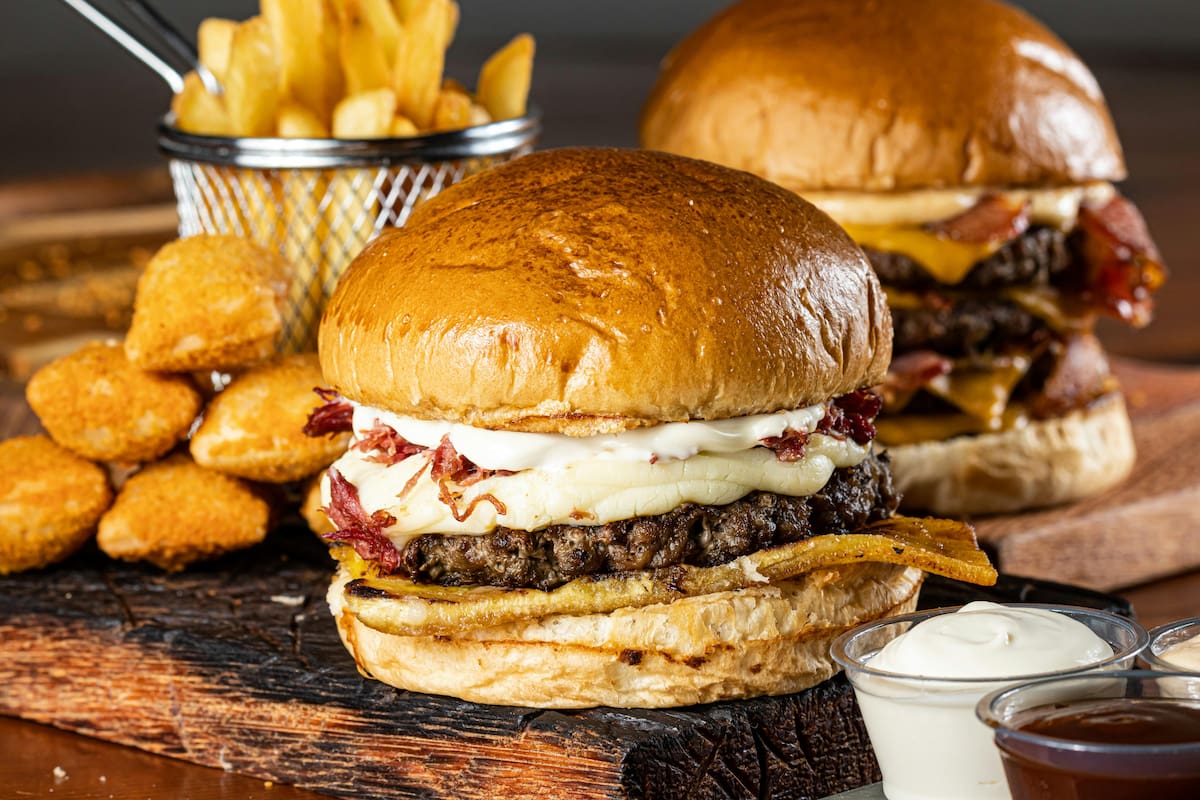 Hamburguesa con papas fritas.