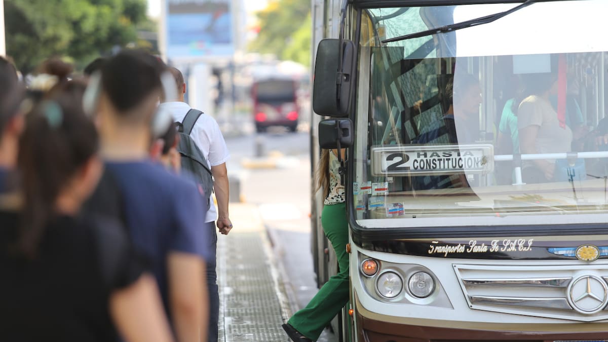 El paro de colectivos de este martes afecta a más de 15 líneas en el AMBA. Foto: NA.