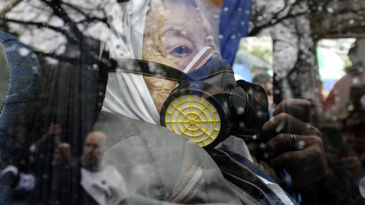 Hebe de Bonafini, con una mascara antigas, en los alrededores del Congreso, NA