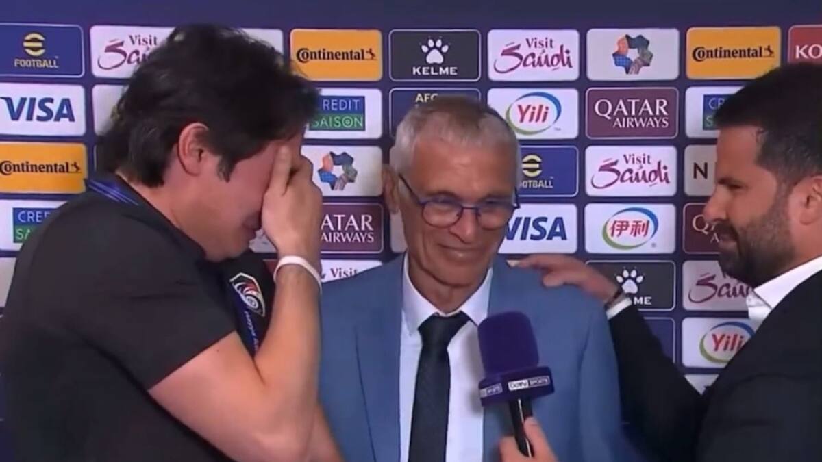 Héctor Cúper y la emoción de su traductor y un periodista tras el triunfo de la Selección de Siria en Copa de Asia. Foto: Captura de video.