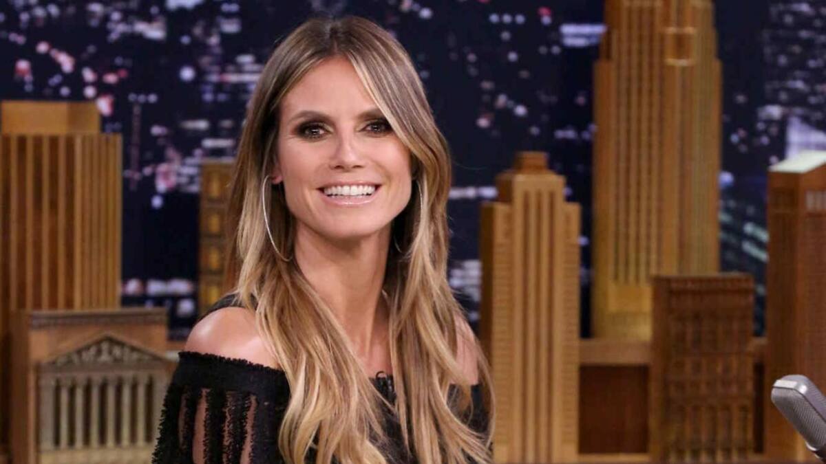 Con un topless, Heidi Klum se cepilló los dientes y desafió Instagram