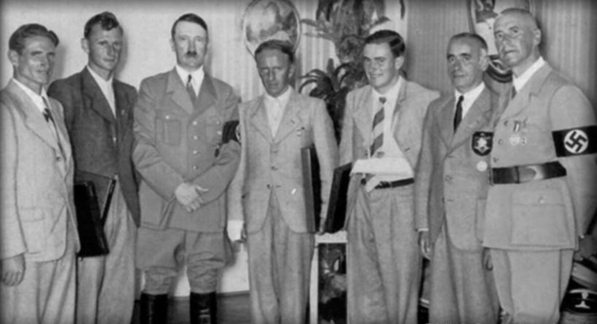 Heinrich Harrer junto a Hitler y sus compañeros alpinistas tras su hazaña en Suiza