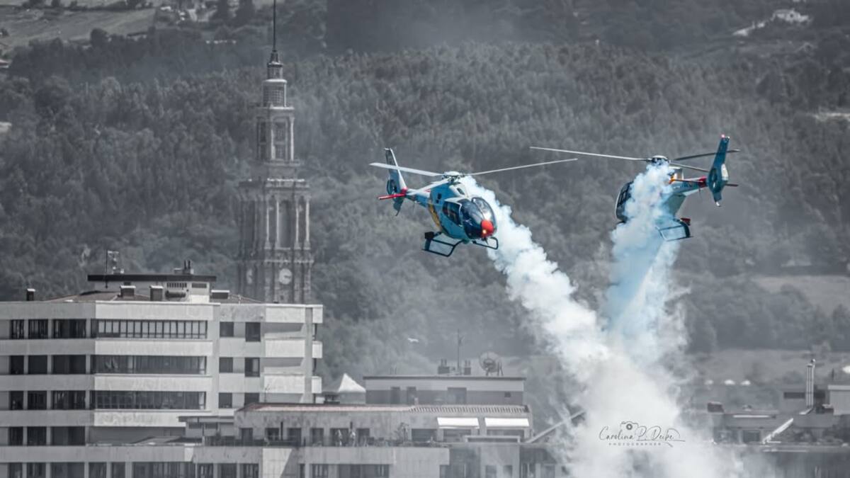 Helicópteros acróbatas de la Patrulla Aspa del Ejército Español