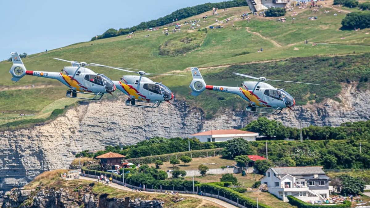 Helicópteros acróbatas de la Patrulla Aspa del Ejército Español
