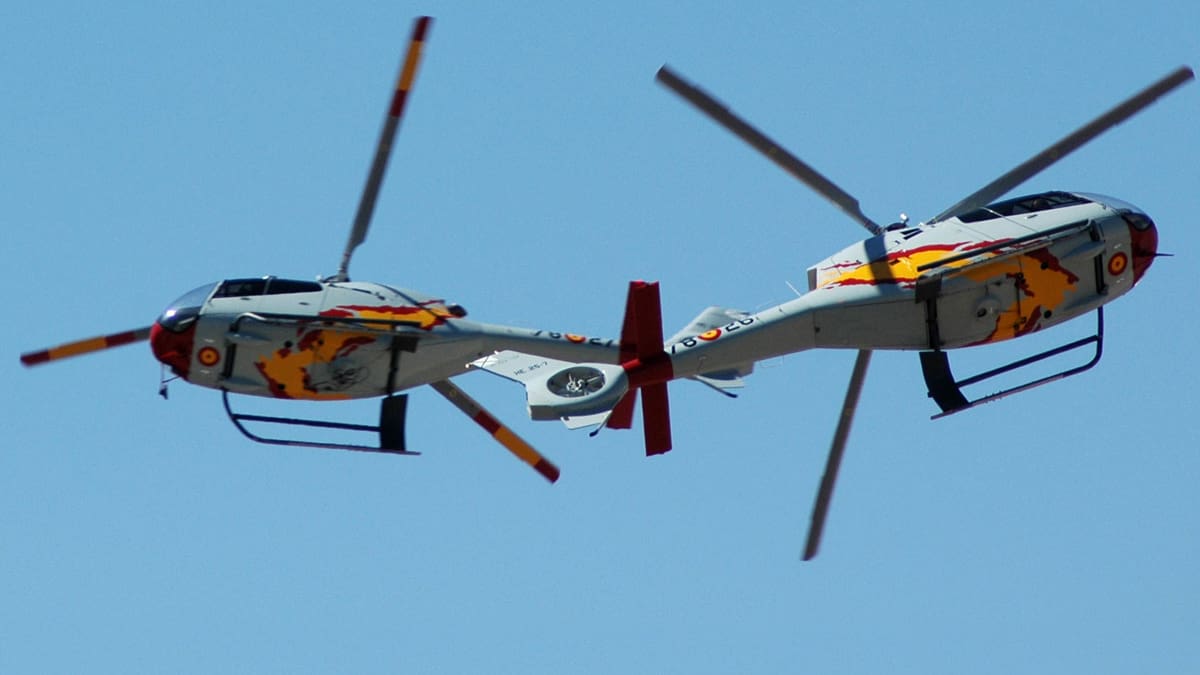 Helicópteros acróbatas de la Patrulla Aspa del Ejército Español