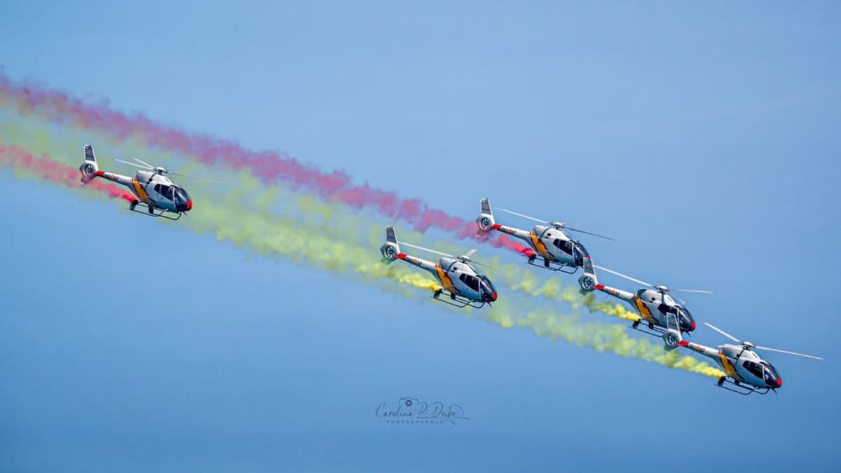Helicópteros acróbatas de la Patrulla Aspa del Ejército Español