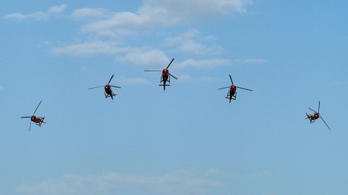 Helicópteros acróbatas de la Patrulla Aspa del Ejército Español