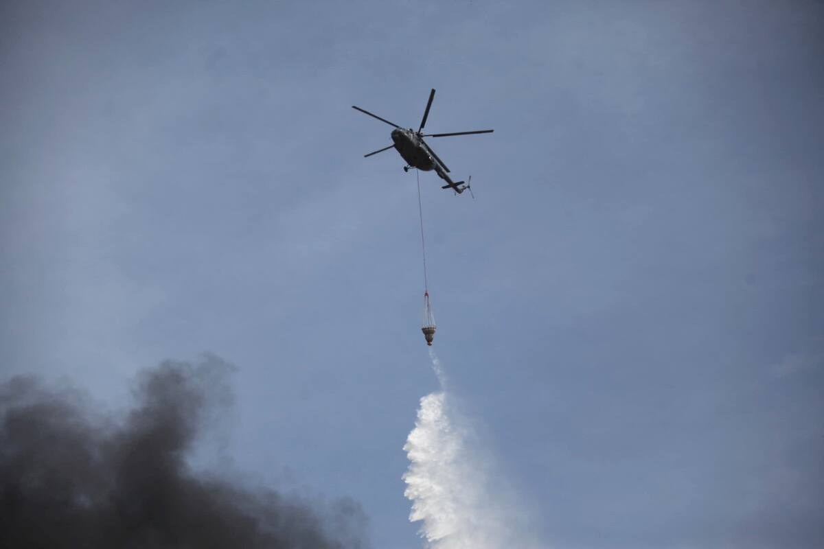 Helicópteros debiendo sofocar las llamas de la explosión en un puerto de Irán. Foto: Reuters/Mohammad Rasoul Moradi.