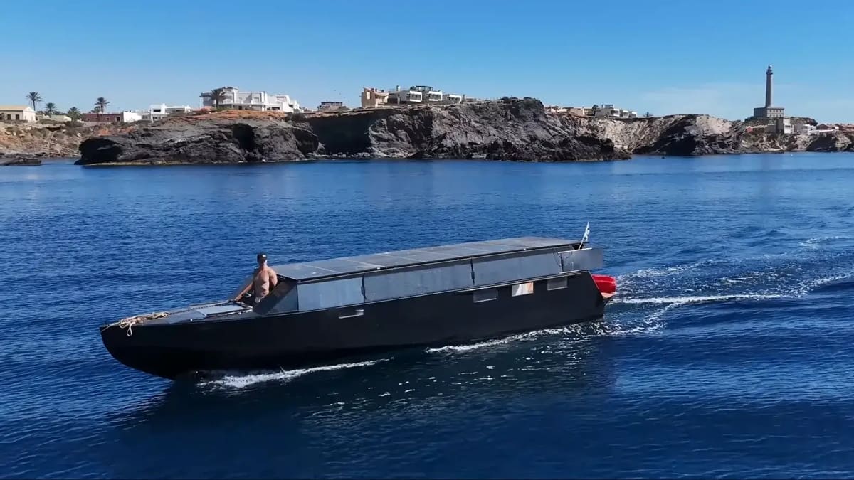 Creó un barco impulsado por energía solar y logró lo impensado: recorrió 5.500 kilómetros sin usar una gota de diésel