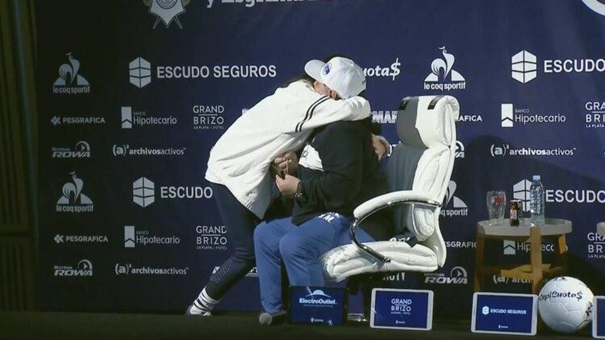 Hermana de Cristina Kirchner con Diego Maradona en presentación en Gimnasia La Plata
