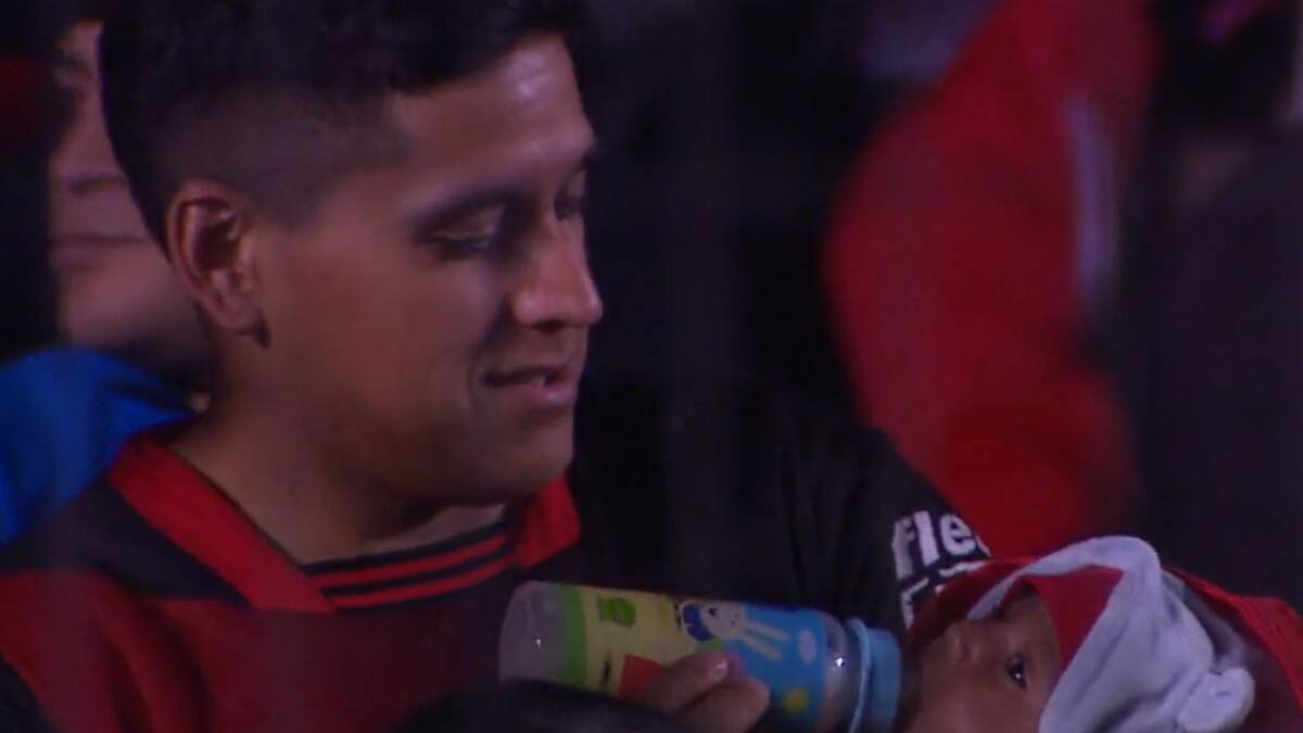 Hincha de Colón que le dio la mamadera a su hijo y fue nominado al The Best de la FIFA. Foto: NA.