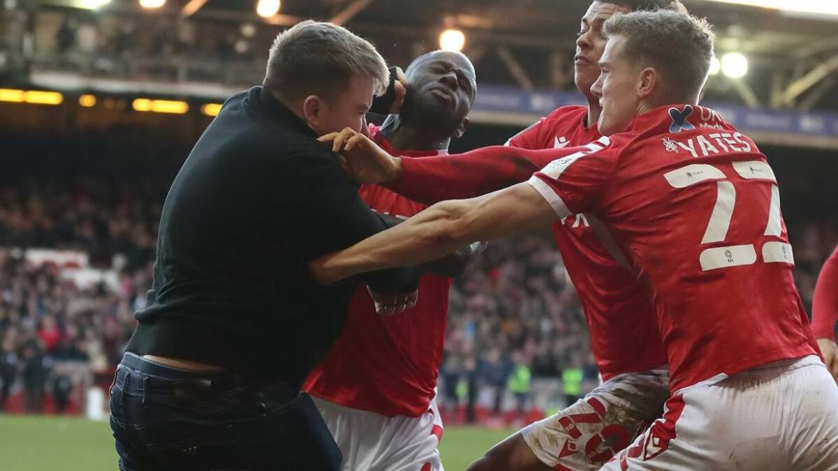 Hincha entró a la cancha y agredió a los jugadores, Inglaterra.