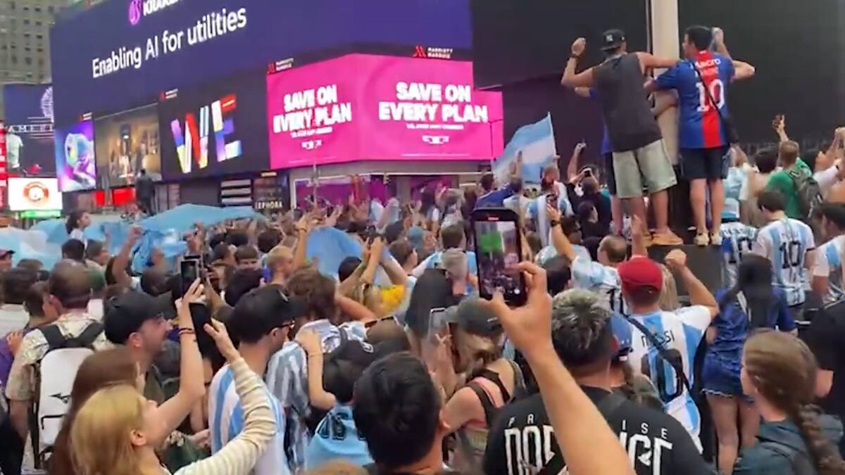 Pasión albiceleste: cientos de hinchas argentinos coparon Times Square en la previa del partido de la Selección ante Chile