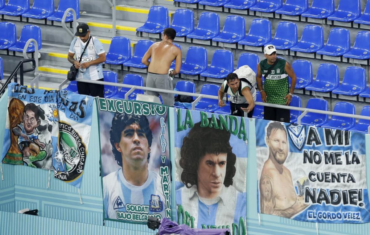 Hinchas argentinos en la previa del duelo ante Polonia por el Mundial de Qatar. Foto: REUTERS.