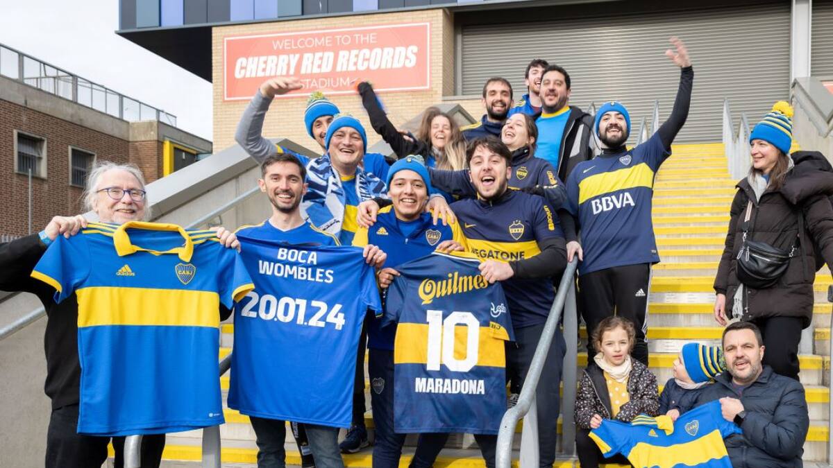 Hinchas de Boca en el estadio del AFC Wimbledon de Inglaterra. Foto: Twitter.