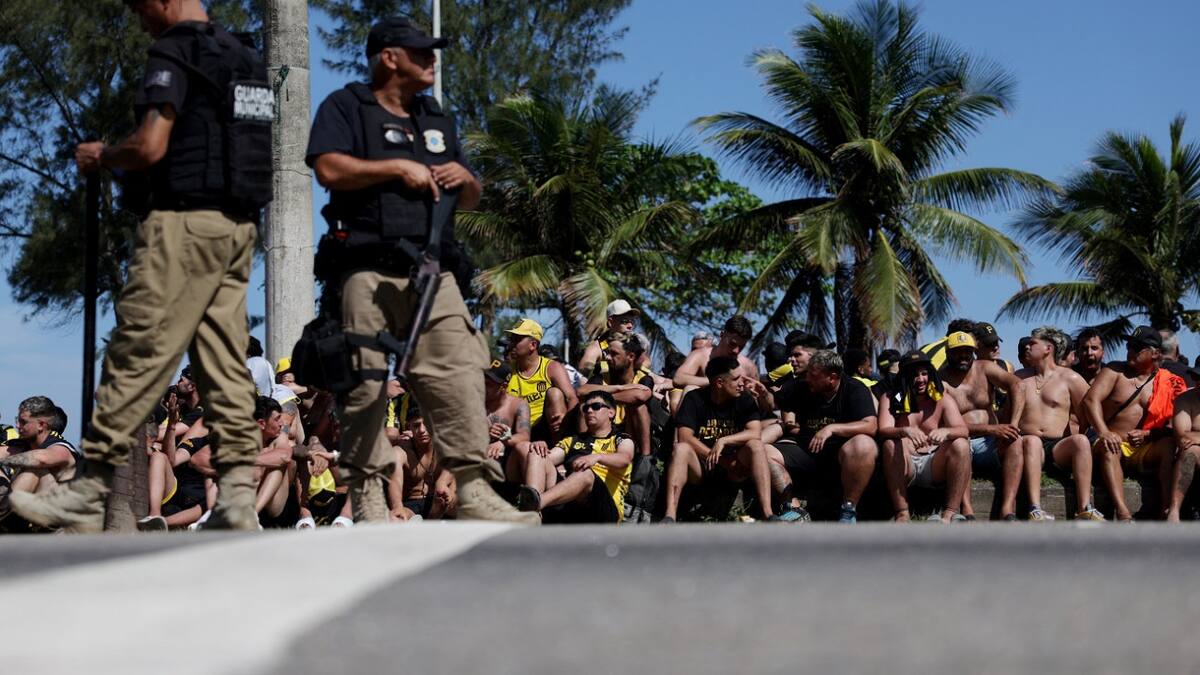 Hinchas de Peñarol detenidos en Brasil. Foto: Reuters.