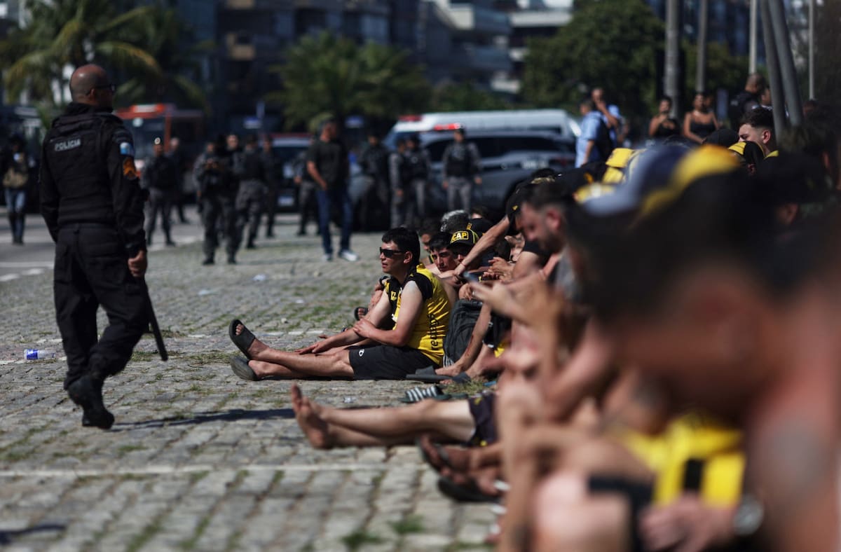 Hinchas de Peñarol detenidos en Brasil tras incidentes en la previa de la Copa Libertadores. Foto: REUTERS.