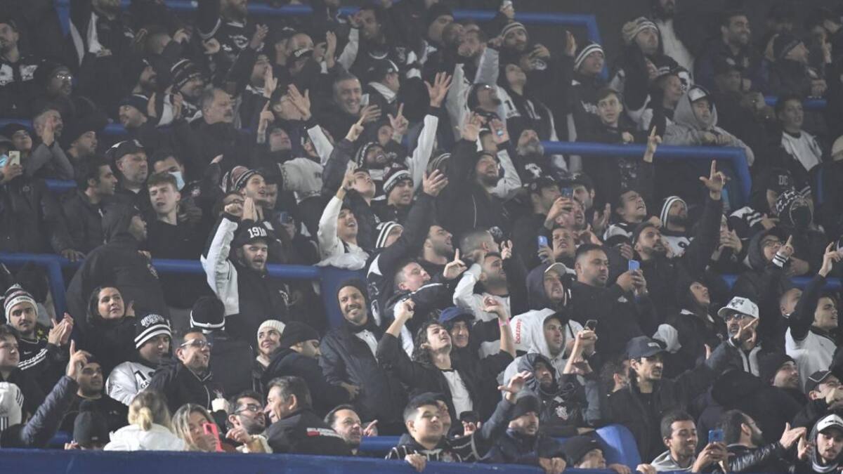 Hinchas del Corinthians en La Bombonera. Foto: Twitter @Corinthians.