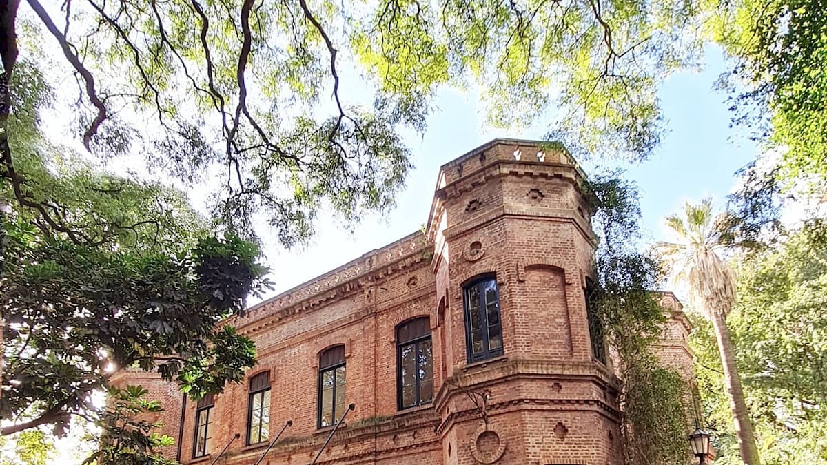 La Casona del Jardín Botánico: la historia de romance oculta del rincón donde la ciudad se encontró con la naturaleza