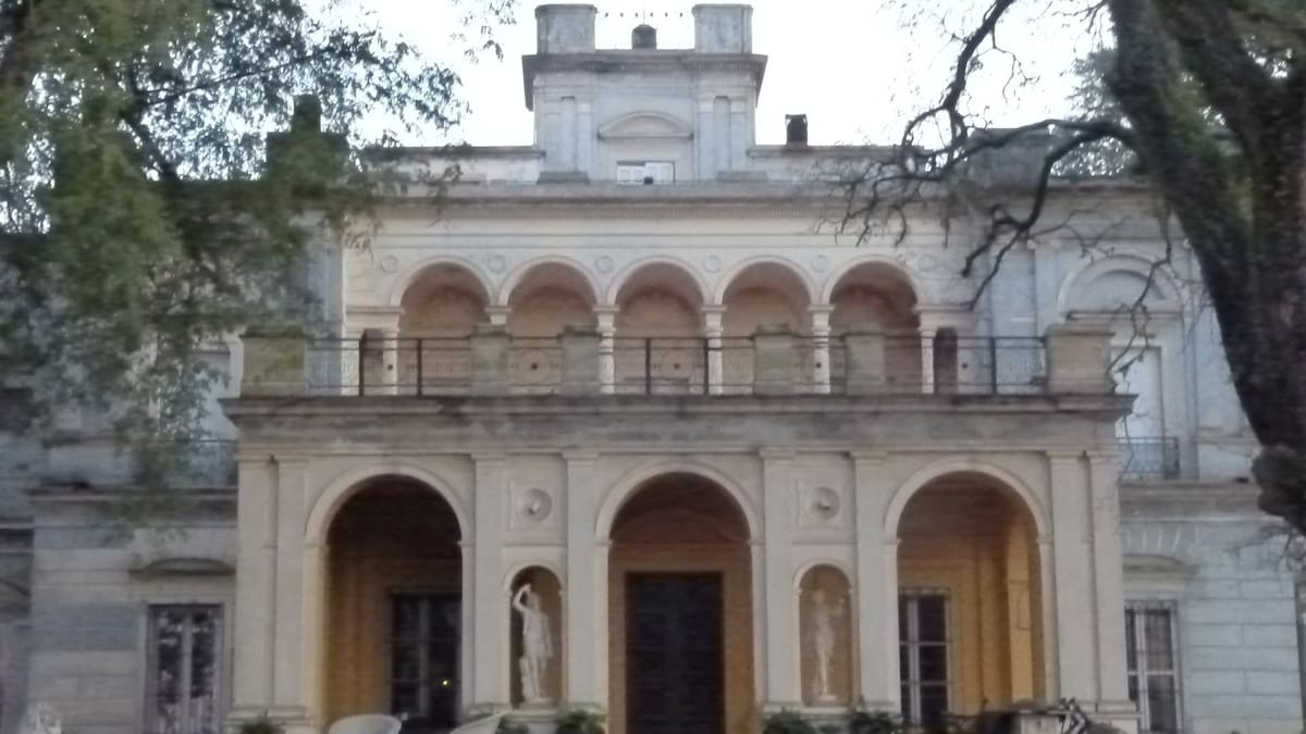Fue el saladero más grande de Sudamérica, abrió al turismo en 1981 y hoy conserva el esplendor de un palacio del siglo XIX
