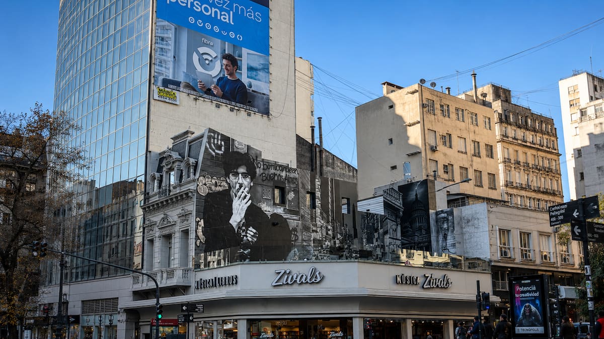 Zivals: la disquería de Corrientes y Callao que hoy convierte a Charly García en una postal viva de Buenos Aires