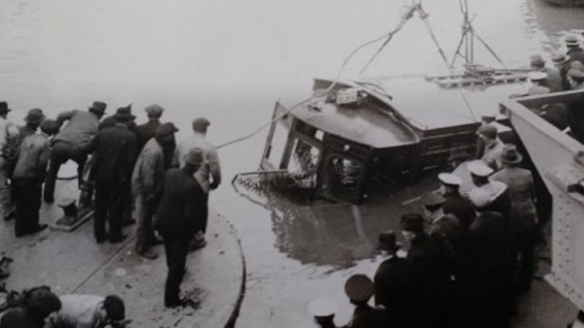 La tragedia del tranvía que cayó al Riachuelo: una mañana de niebla, 56 muertos y un misterio que marcó a Buenos Aires