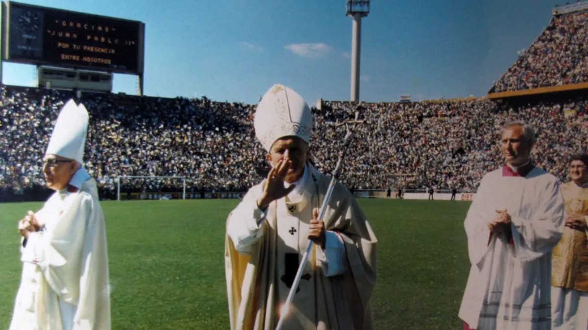 El Papa que evitó una guerra y llegó a la Argentina en plena Malvinas: la historia secreta de Juan Pablo II