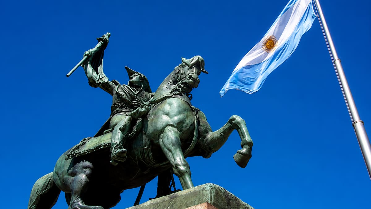 Tiene más de 150 años y fue hecho en Francia: los misterios ocultos detrás del monumento a Belgrano en Plaza de Mayo