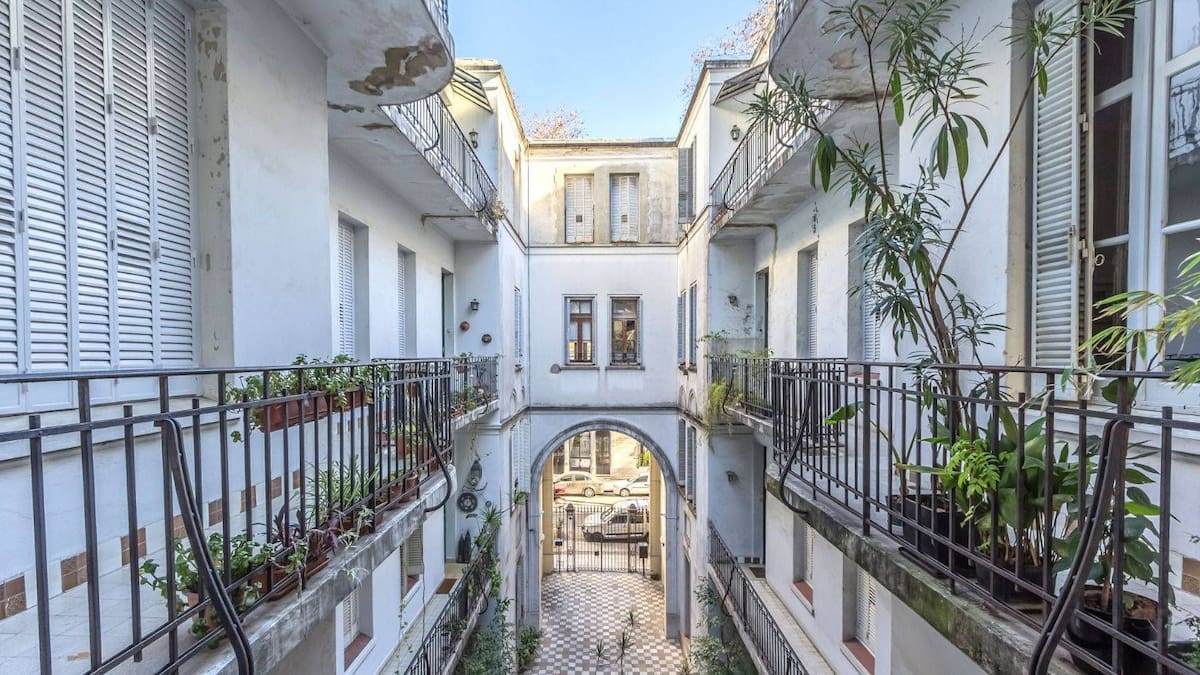 Su recorrido muestra una gran galería rectangular con tres pisos de departamentos