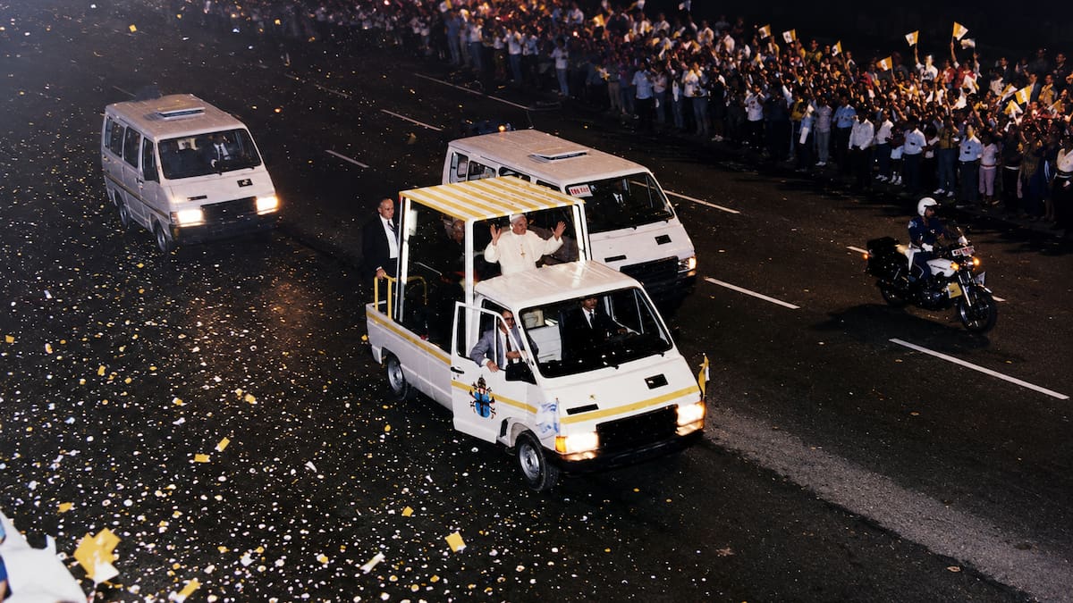 La historia del papamóvil de Juan Pablo II: de grúa del ACA a símbolo de paz en plena Guerra de Malvinas