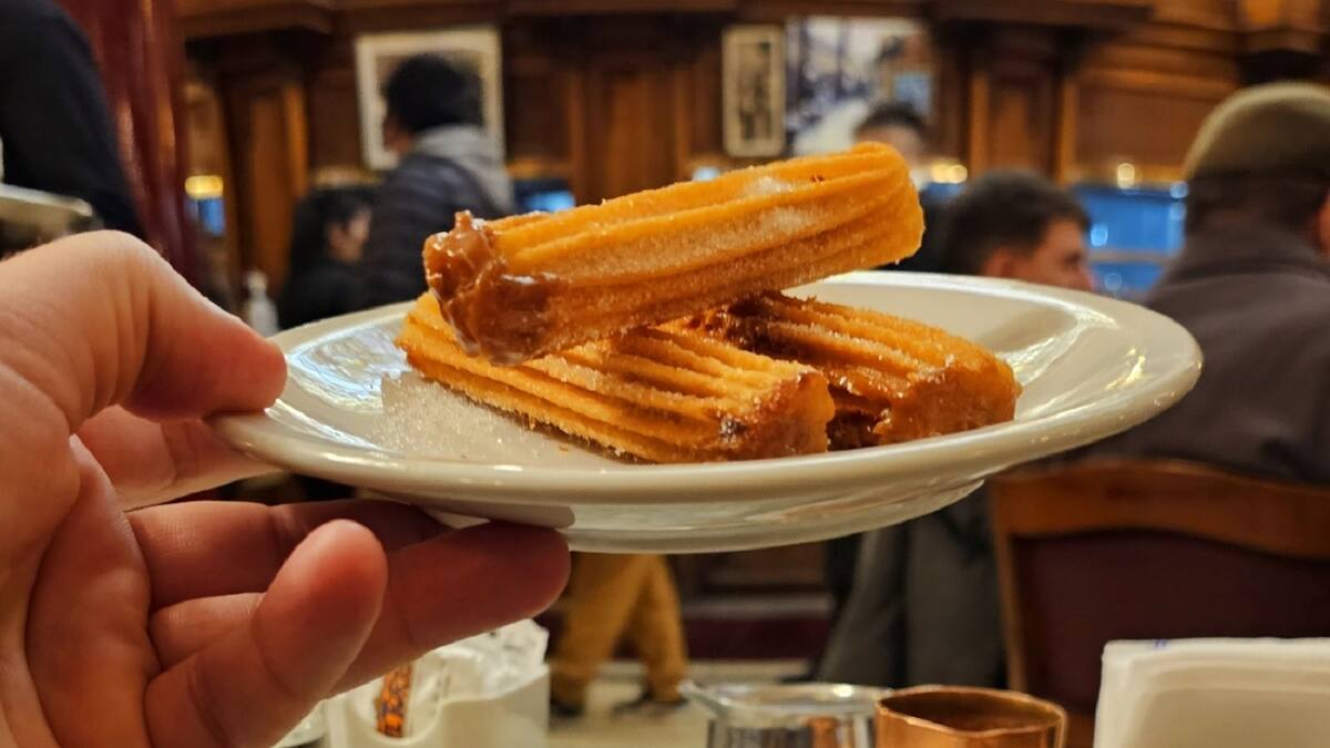Es el café más antiguo de Buenos Aires y continúa sirviendo chocolate con churros, un ritual que fascina a turistas