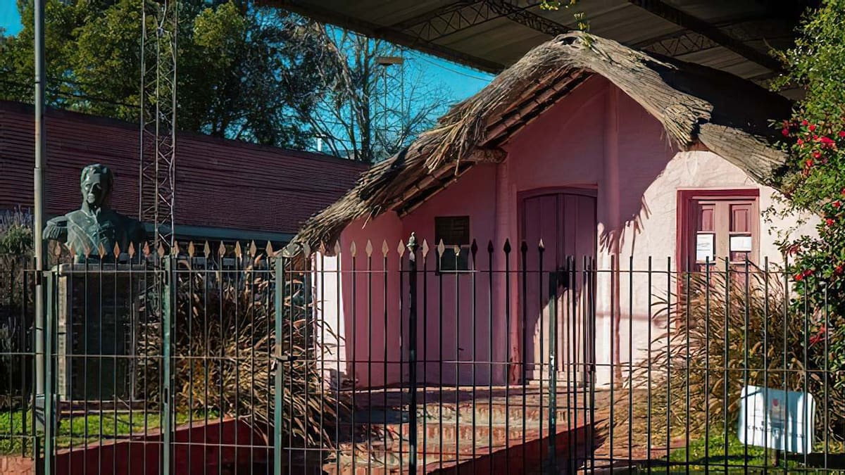 En 1820, Juan Manuel de Rosas compró una estancia cerca de una laguna: instaló 60 arados, reunió a sus milicianos y construyó un rancho de 140 toneladas