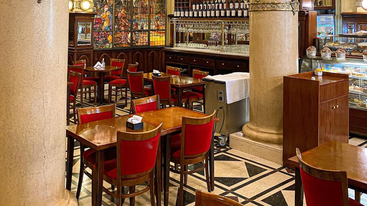 Confiterías emblemáticas de Buenos Aires: un recorrido por la historia gastronómica de la ciudad