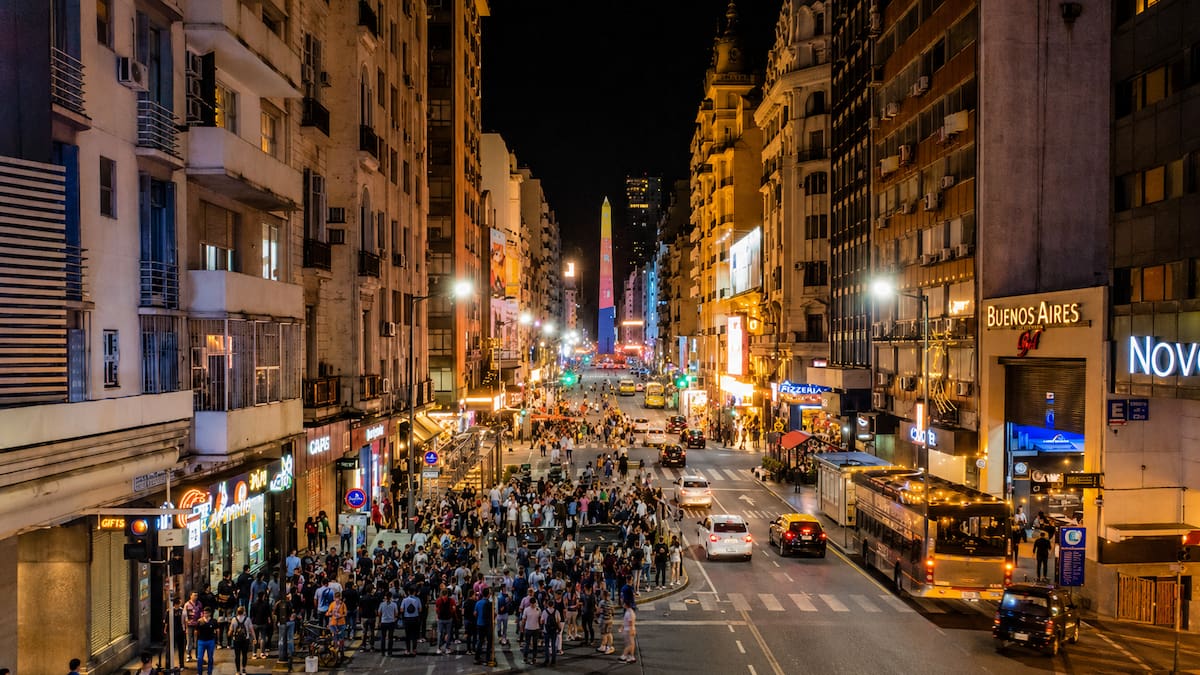 De calle angosta a avenida icónica: el secreto centenario de la “Broadway argentina”, la que “nunca duerme”