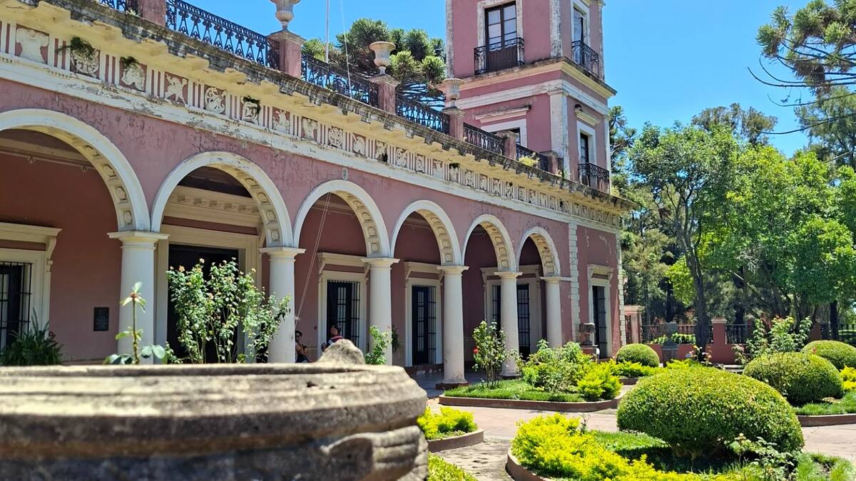 A mediados del siglo XIX, Urquiza levantó una estancia de 2.500 hectáreas en Entre Ríos: tenía 38 habitaciones, agua corriente y un lago artificial