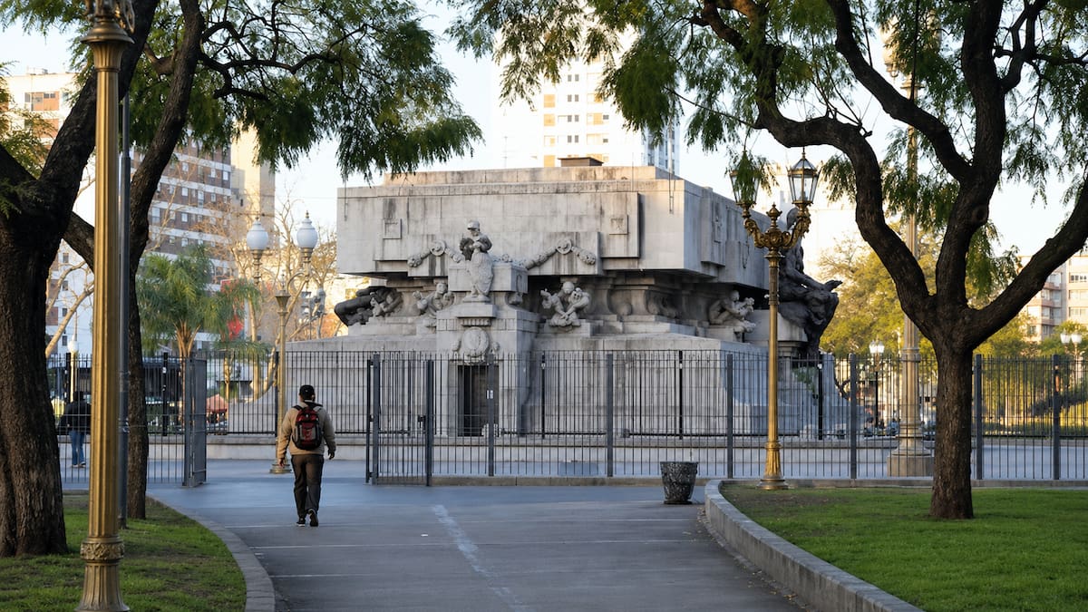 Pidió no volver jamás a Buenos Aires, pero hoy su tumba está en plena vía pública: la historia del presidente argentino que murió en el exilio