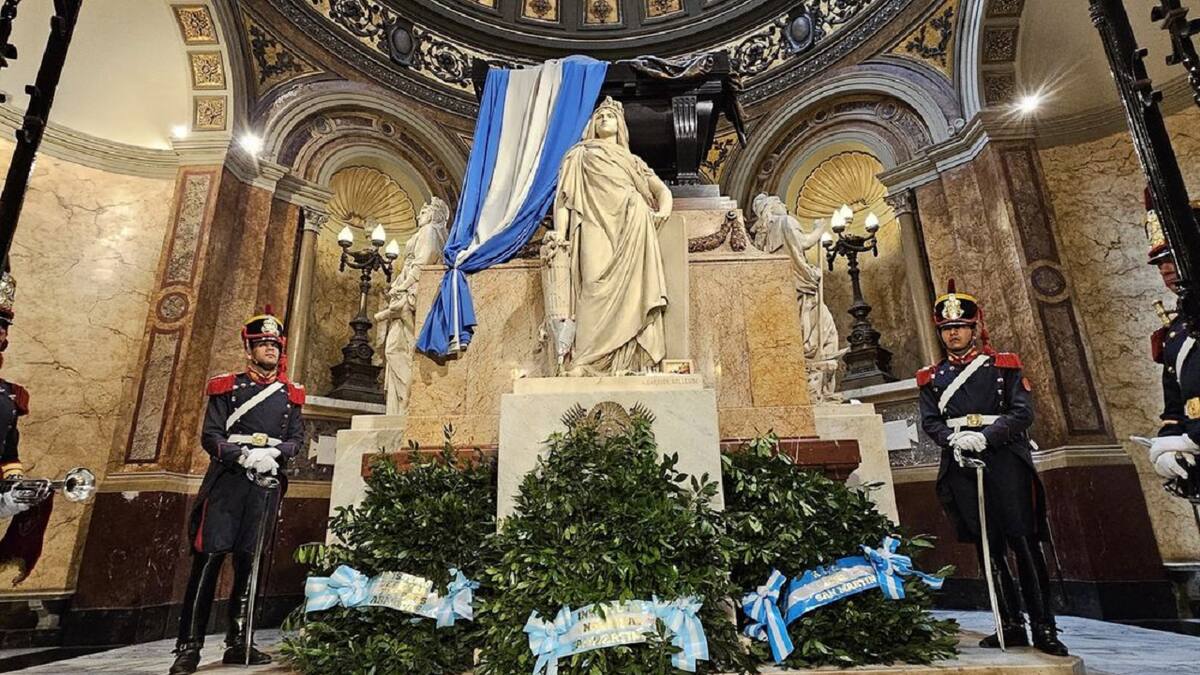 San Martín no descansa solo: los otros próceres que lo acompañan en el mausoleo de la Catedral