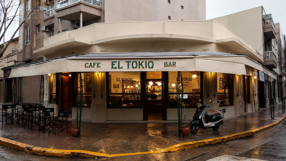 El Tokio, el bar casi centenario de Villa Santa Rita que conserva su toldo histórico y es considerado un “santuario porteño”