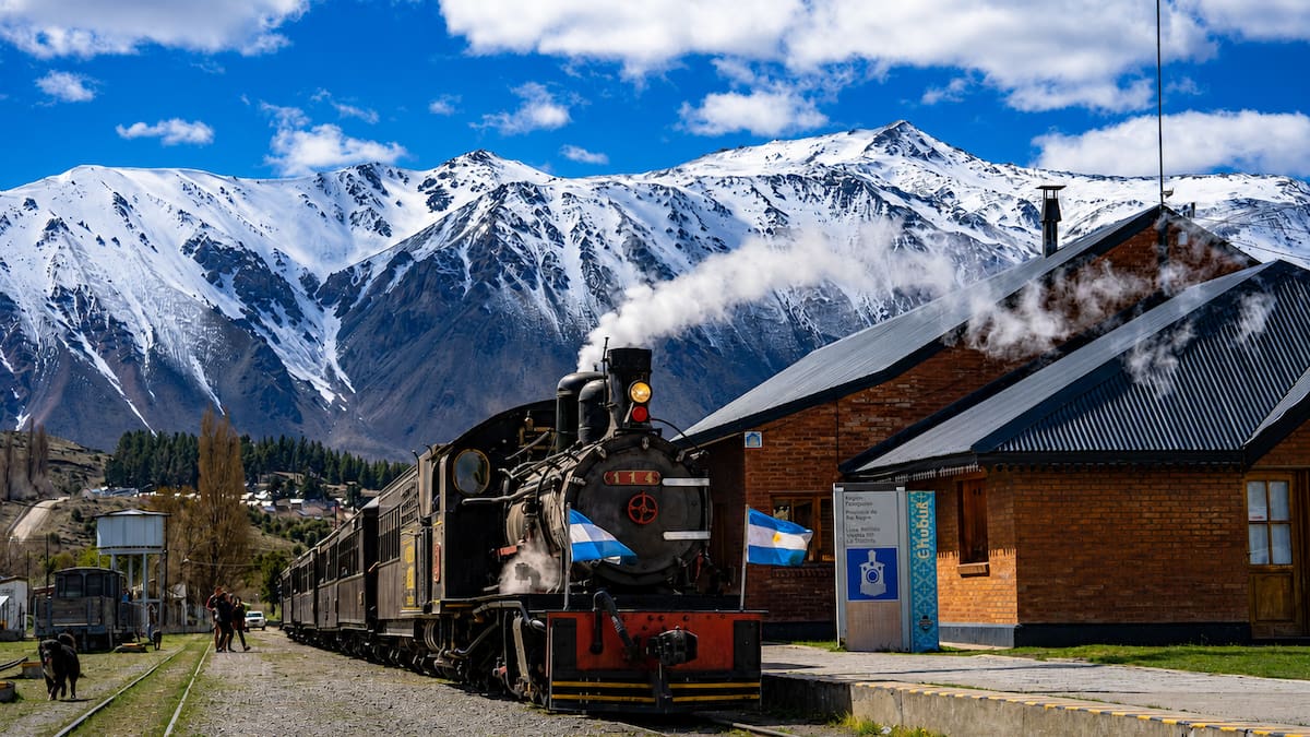 La escapada ideal para vacaciones de invierno: el pueblito donde un tren a vapor atraviesa paisajes increíbles