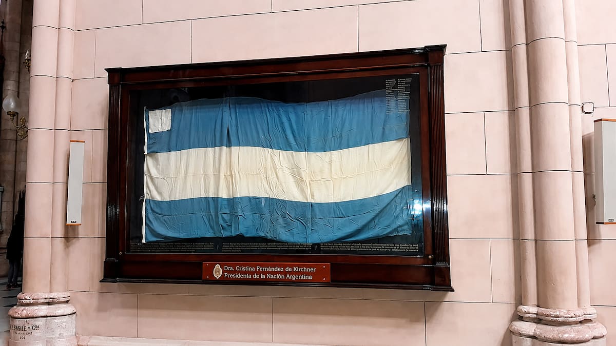 La bandera de Malvinas que hoy se exhibe en la Basílica de Luján: su viaje y una historia fascinante