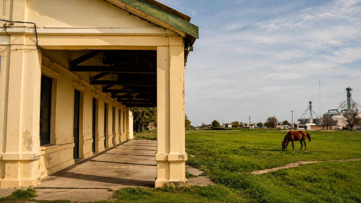 El pueblo bonaerense que nació en homenaje a dos poetas y hoy conquista con su historia, su estación y la galleta de piso