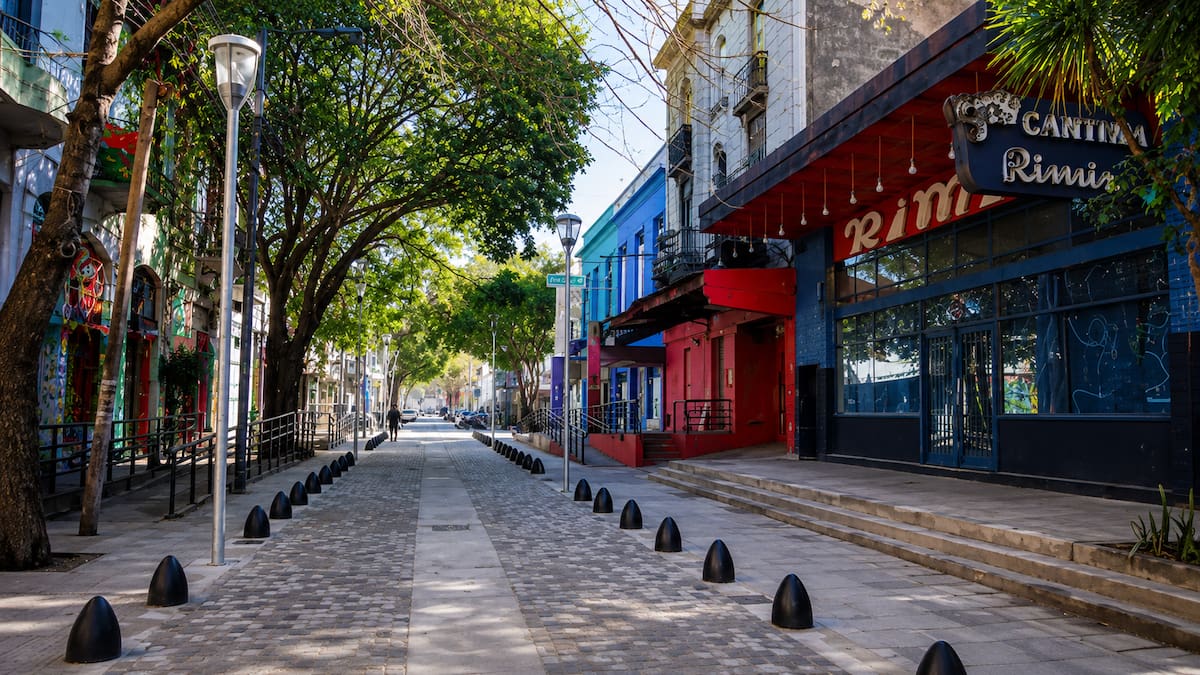 La histórica calle de La Boca que renació entre tango, cantinas y secretos de inmigrantes