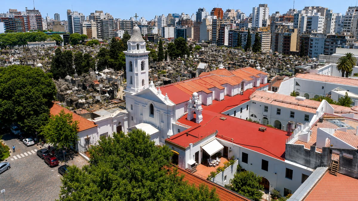 El reloj “secreto” de Recoleta que le puso hora a Buenos Aires: está en una iglesia de 1732 y casi nadie lo mira