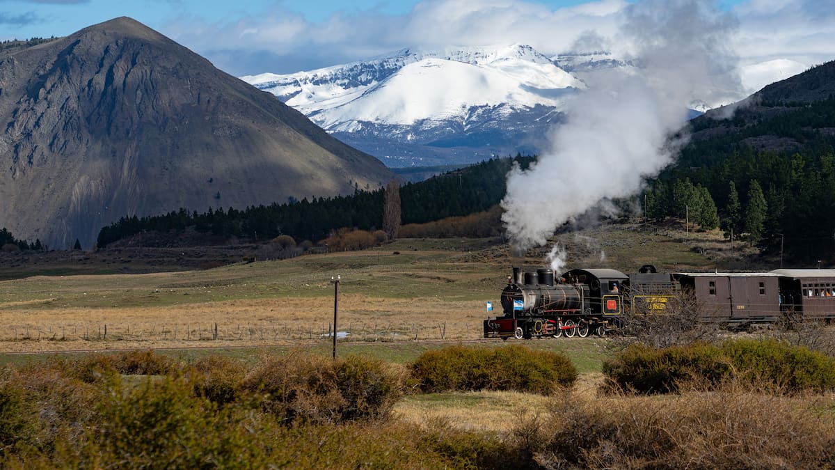 Paisajes soñados a bordo de un tren a vapor: el pueblito patagónico que ofrece un recorrido lleno de historia y vistas únicas