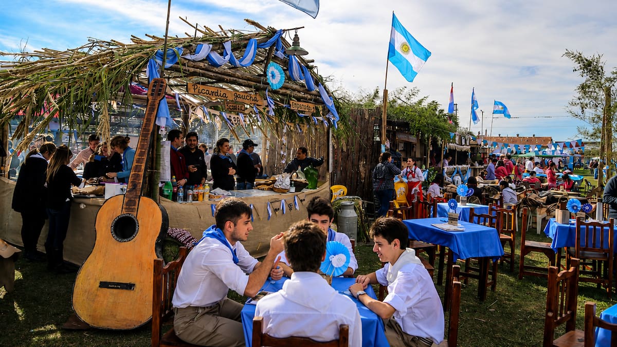 Mazamorra, charqui y “Carlón”: qué comían los próceres del 25 de Mayo y la fiesta donde podés probarlo todo