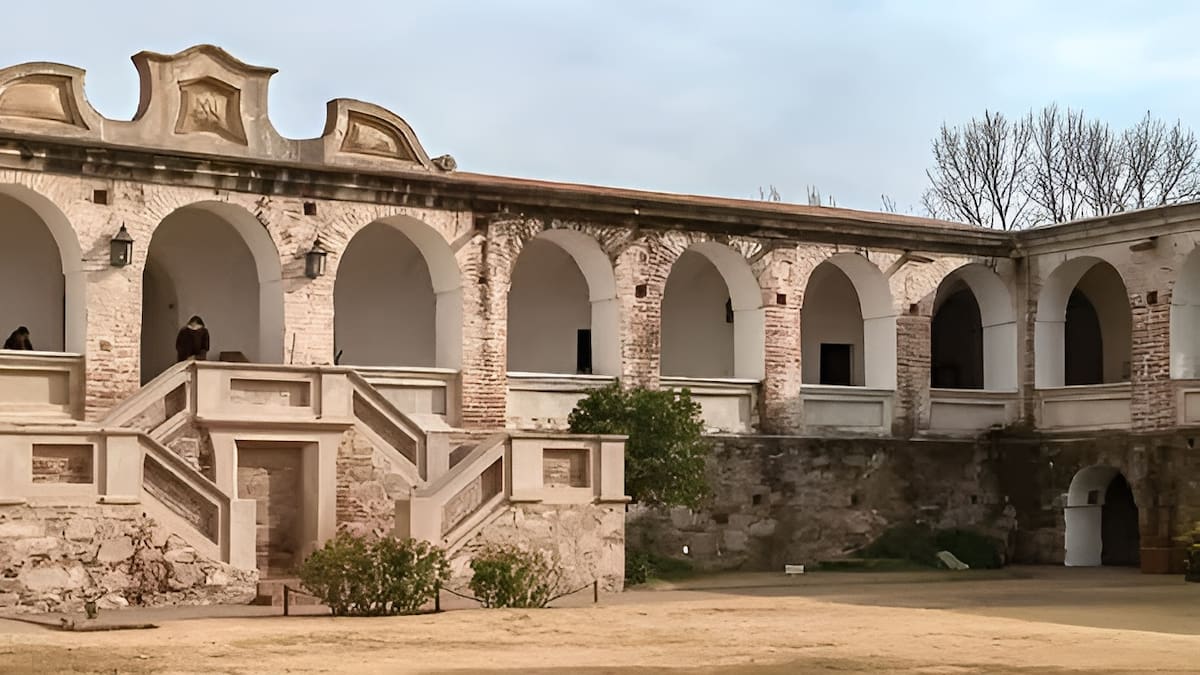 A comienzos de 1810, Santiago de Liniers se instaló en una estancia de 350.000 hectáreas en Córdoba: tenía molinos, telares, ganado y un enorme tajamar