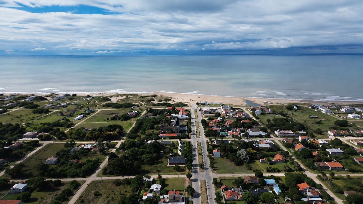 Soñó con ser Mar del Plata, fracasó como destino turístico y hoy es un paraíso de paz frente al mar